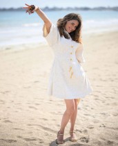 الممثلة الفرنسية ميلاني بيرنييه، على الشاطئ على هامش مهرجان لا بول للسينما والموسيقى السينمائية، فرنسا. ا ف ب