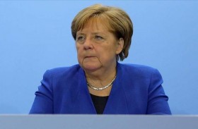 ميركل تقيل عضوا في حكومتها وحزبها  