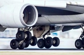 ينجو بأعجوبة من الموت تحت عجلة طائرة