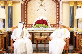 رئيس الدولة وسلطان عمان يعقدان لقاء أخويا حول العلاقات التاريخية المتجذرة بين البلدين الشقيقين 