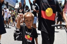 طفل يعاني من التقزم يصبح نجماً 