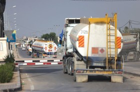 دفعة ثانية من المساعدات تتضمن شاحنات وقود تدخل الى غزة