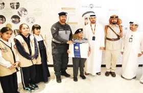 شرطة أبوظبي تسعد طفلًا بتحقيق أمنيته بأن يكون شرطيًا