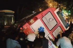 سيارة إسعاف مسرعة تدهس زوجين وتصيب آخرين