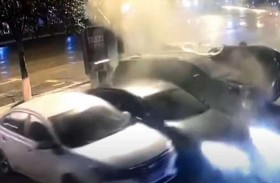 انقلاب غريب لمركبة ونجاة السائق