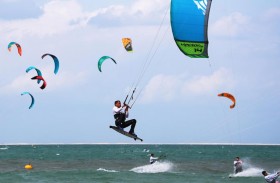 انطلاق الجولة الأولى من بطولة دبي المفتوحة لألواح التزحلق على الماء بالمظلات