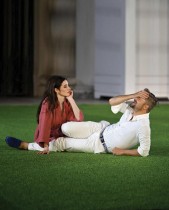 الممثلة السويسرية دليلا بياسكو والممثل النمساوي فيليب هوخماير يؤديان على خشبة المسرح خلال بروفة «جيدرمان» لهوغو فون هوفمانستال في سالزبورغ، النمسا. (ا ف ب)
