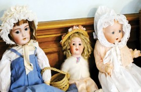 بعد إهدائها دمية.. امرأة تدعي أنها مسكونة