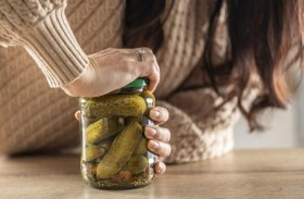 تطلب الطلاق بسبب تعامل زوجها مع «المرطبانات»