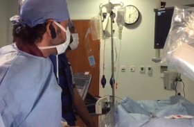 طبيب إماراتي ينقذ مسنا من توقف القلب الفجائي بتقنية مبتكرة  