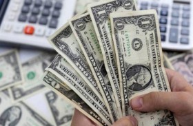 الدولار يتراجع قبل بيانات أمريكية والأنظار على قمة ترامب وبوتين 