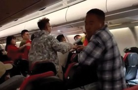 شجار عنيف داخل طائرة بسبب نساء رفضن الصمت