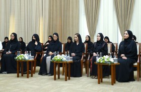 موزة بنت خليفة تطلع على برامج ومبادرات التنمية الأسرية في مركز أبوظبي