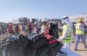 معايير العمل توزع 500 حقيبة على العمال