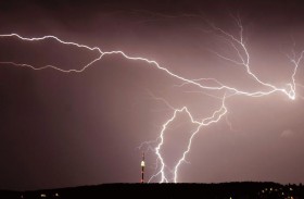 صاعقة تقتل نسرين في السماء 