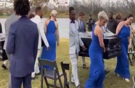 عريس يصل لحفل زفافه بالتابوت