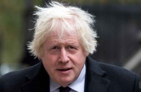 نعامة تهاجم بوريس جونسون 