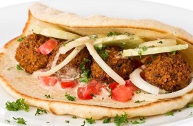 سندويشات فلافل تسمم 11 شخصاً 