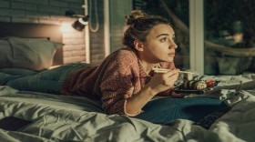 وظيفة تدفع لك آلاف الدولارات لتشاهد نيتفليكس على مراتب فاخرة