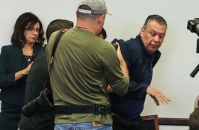 تقييد وطرد سناتور أمريكي يغضب الديمقراطيين