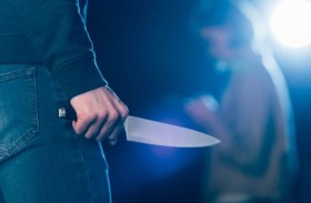 يفاجئ شقيقته بطعنة قاتلة في العنق