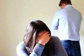 يطلب نفقة من زوجته بسبب فرق الجمال بينهما!