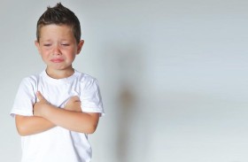 عالم نفس يكشف معنى الدموع وخطر قمعها عند الأطفال