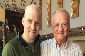 شاحن هاتف ينقذ حياة سبعيني