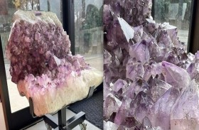 كرسي غريب من حجارة شبه كريمة