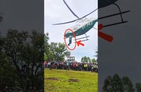 شاب يتشبث بـ«هليكوبتر» لحظة إقلاعها!