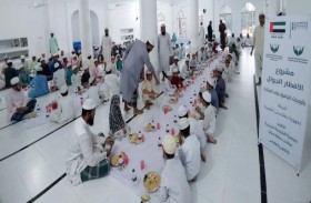 الشارقة الخيرية توزع 35 ألف وجبة إفطار جوال في 5 دول  