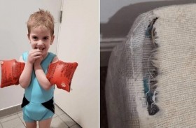 طفل يأكل مفروشات منزله