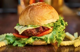 أفغانيات يبعن البرجر في شوارع كابول