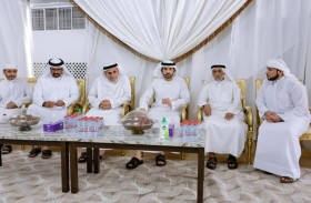 حمدان بن محمد يقدم واجب العزاء في وفاة الرقيب عمر الكتبي