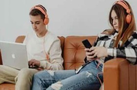 أول تعامل لطفلك مع وسائل التواصل الاجتماعي.. كيف يكون آمنا؟