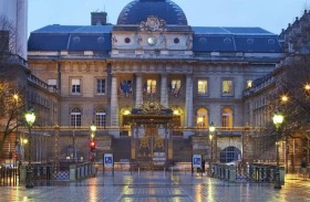 فرنسا تبدأ محاكمة 3 مسؤولين سوريين بجرائم ضد الإنسانية 