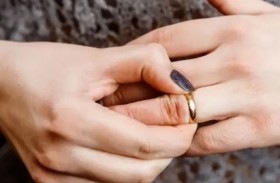 تطلب الخلع بسبب هدية شقيق زوجها