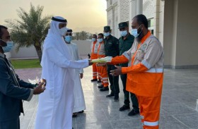 مجلس ضاحية الصبيحية في خورفكان يبادر بتوزيع مظلات الرأس على العمال لوقايتهم من حر الشمس 