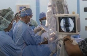 استخراج هاتف محمول من معدة شاب