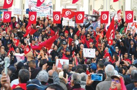 تونس.. أنصار سعيّد يتظاهرون دعماً له ورفضاً للتدخلّ الأجنبي