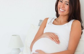 طبيب يقيّم إمكانية استمرار  الحمل مع السرطان