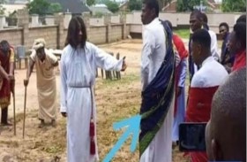 يتوفى على المسرح