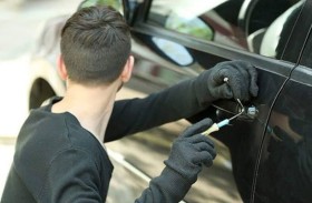 يقطع طريق العودة بسرقة السيارات هرباً من تذكرة السفر