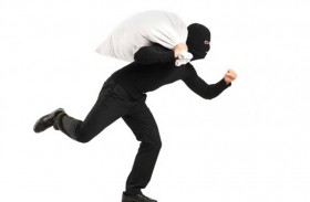 لص يسطو على سوبر ماركت يعج بالشرطة