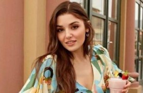 هاندا أرتشيل بإطلالة صيفية وسط الزهور