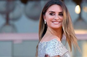 بينيلوبي كروز بإطلالة فاتنة في مهرجان سان سيباستيان 