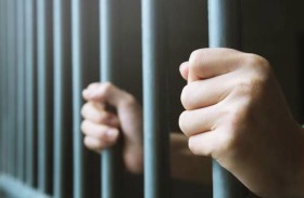 السجن 17 عاماً لأب هزّ ابنته حتى الموت