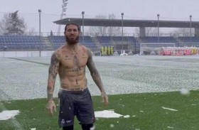 راموس يتحدى الثلوج بصدر عار 