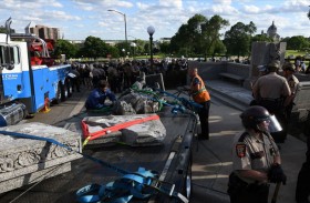 محتجون أمريكيون يسقطون تمثالا لكريستوفر كولومبوس 