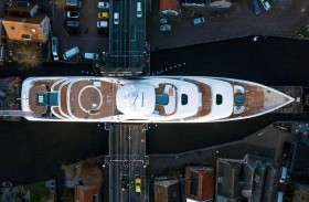 يخت عملاق يشقّ جسرا إلى نصفين